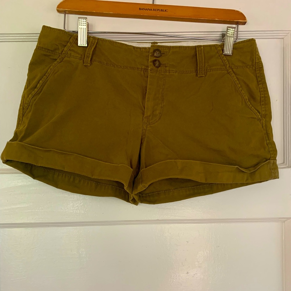 Old Navy olive green Perfect 3.5” khaki shorts, women’s size 8